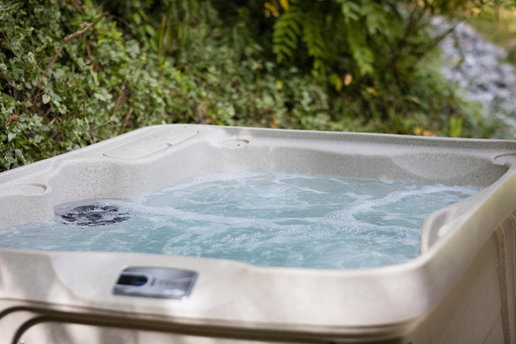 Bear Clubhouse Hot Tub, 1mile From The Parkway, 900 In Free Tickets! Holiday home *