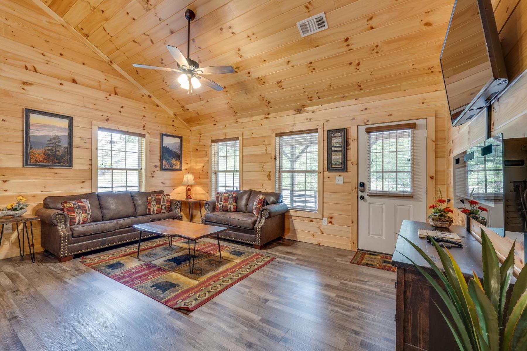 Bear Clubhouse Hot Tub, 1mile From The Parkway, 900 In Free Tickets! * Pigeon Forge