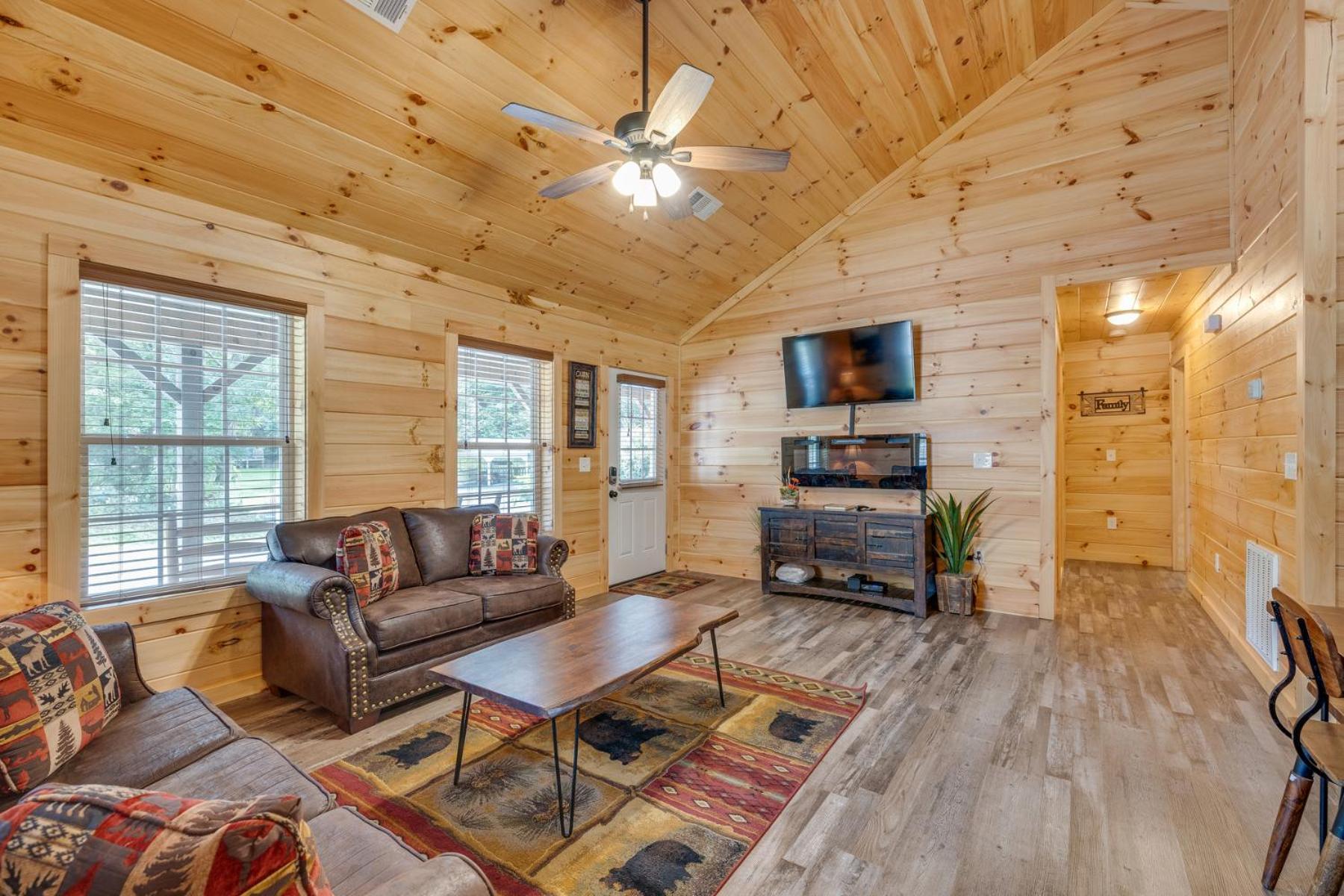 Bear Clubhouse Hot Tub, 1mile From The Parkway, 900 In Free Tickets! Holiday home Pigeon Forge